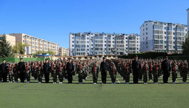 9月18日,龙井边境管理大队民警来到龙井市安民小学,与在校师生一同