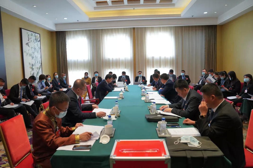 出席中共前郭县第十五次代表大会的代表进行分组讨论