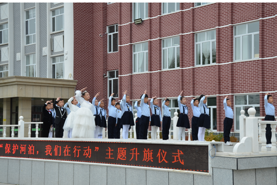 龙井市东山实验小学校举行“保护河泊，我们在行动”主题升旗仪式