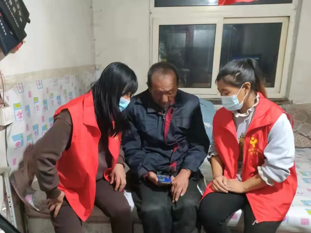 山河街道开展“智慧助老 青春行动”志愿服务活动