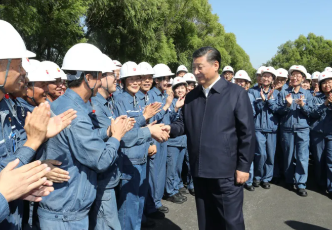 是简单以国内生产总值增长率论英雄，还是强调以提高经济增长质量和效益为立足点？