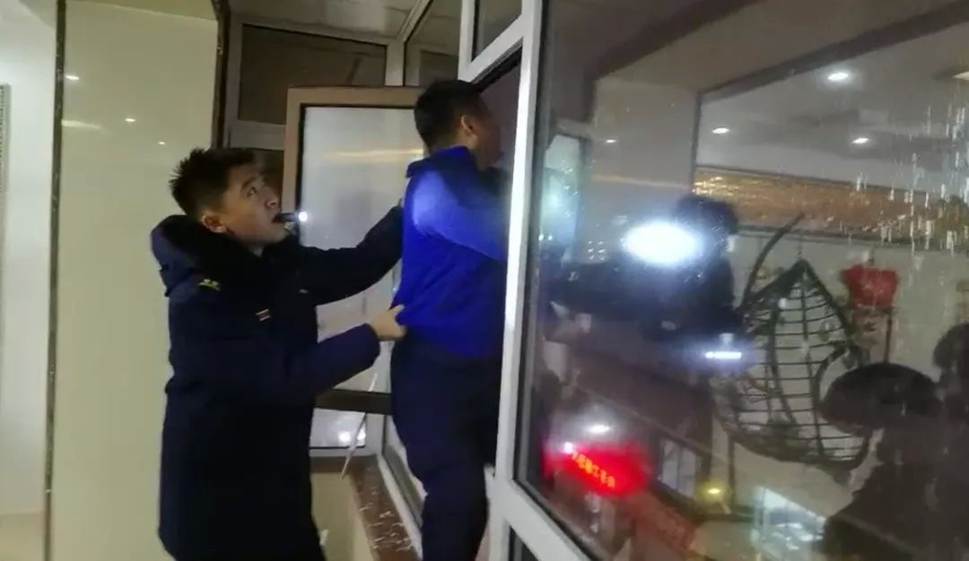 大安市消防救援大队：积极开展建筑物顶部清雪除冰全力保障市民出行安全