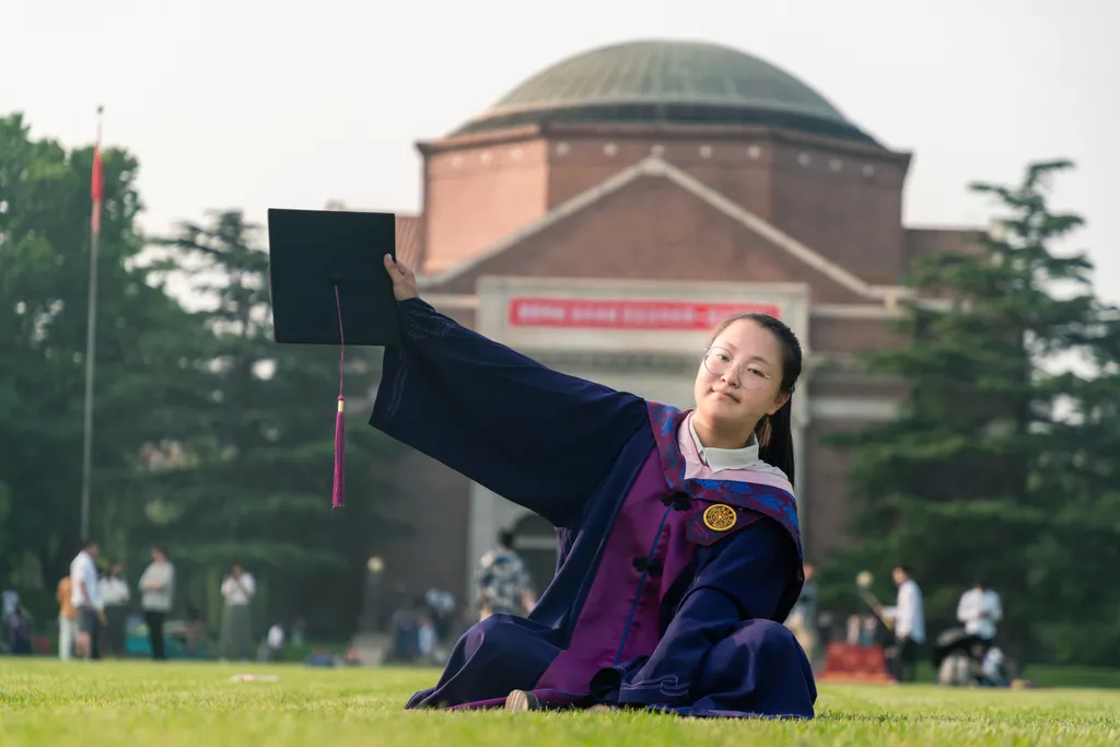 辍学后逆袭上清华，她再没问家里要过钱！网友：她像一束光