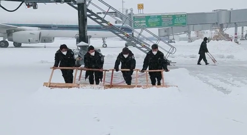 延吉机场军民航奋战降雪确保航班正常