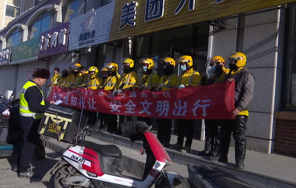 大安市交巡警大队开展第十个122“全国交通安全日”主题宣传活动