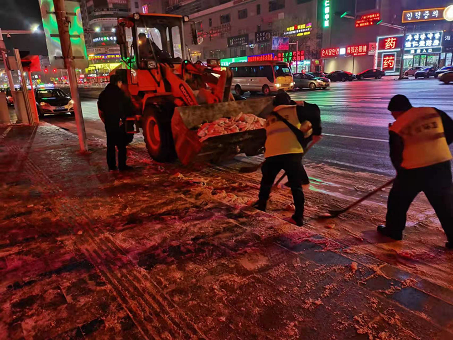 延吉市城管局昼夜奋战清雪除冰保畅通