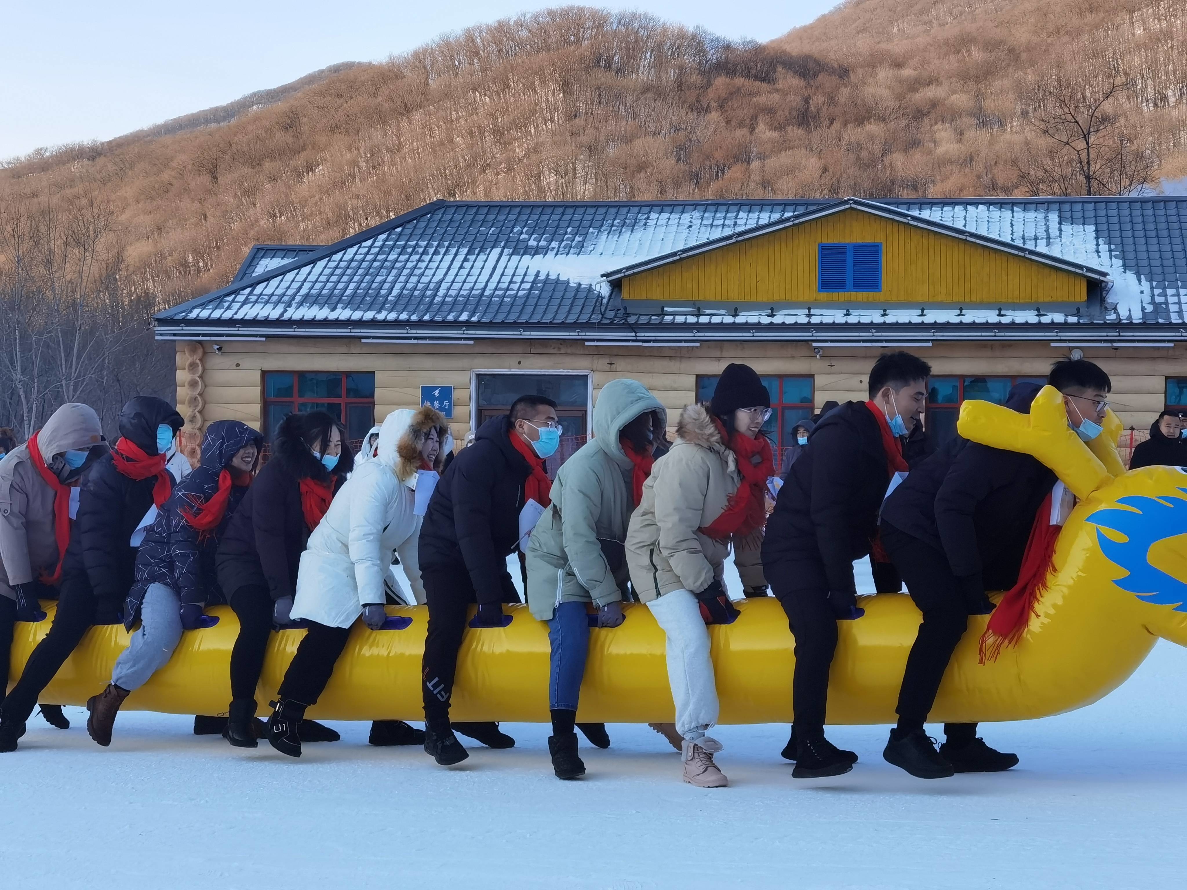 磐石市第六届冰雪文化节雪地龙舟赛正在火热进行中