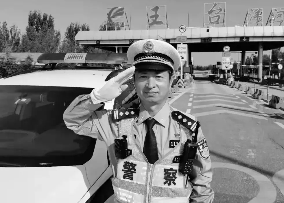 青岛交警李涌被追授一级英模！网友的这个举动看哭了