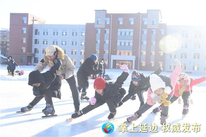 教师浇灌冰场耐心辅导 点燃学生冬季运动激情