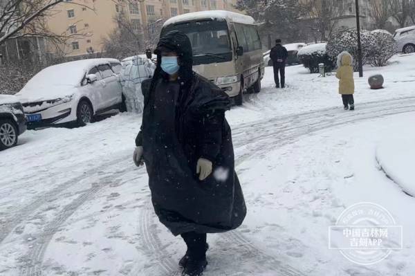 长春特别日记④丨用垃圾袋当防雪衣的大哥，喊哑了嗓子的大叔，谢谢你！