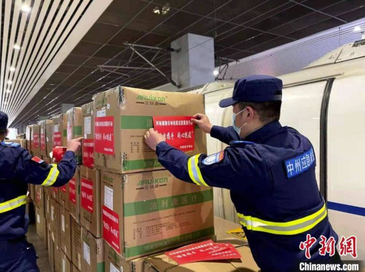 当候车新兵遇到援吉林防疫物资，“搬！”