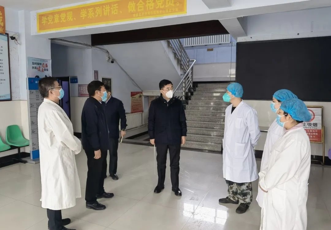 前郭县委副书记、县长满都拉看望慰问PCR实验室一线医务工作者