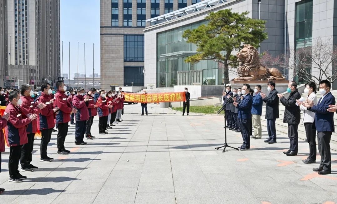 景俊海为援吉国家工作组部分成员和河南省医疗队送行