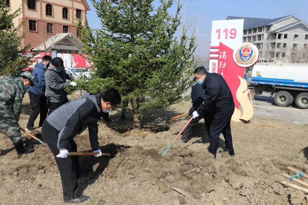 长白山池西区开展“全民共建绿美长白山”义务植树活动