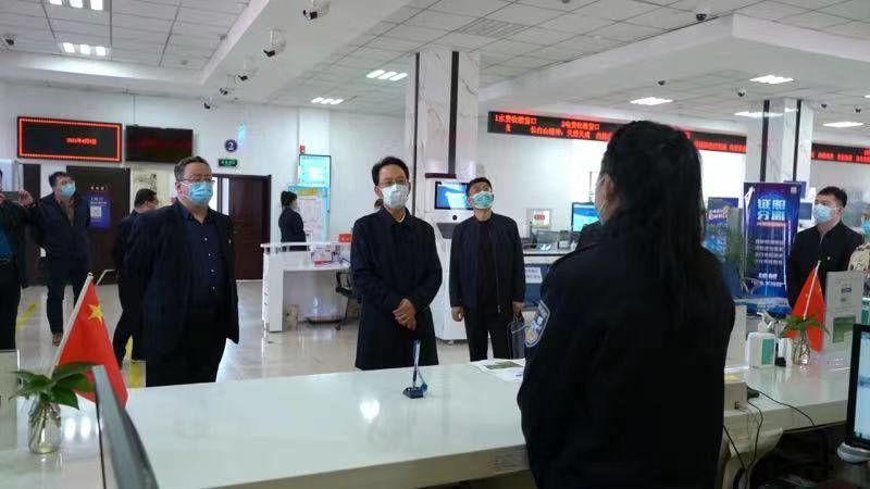 陈鸿罡在政务中心和政数局调研时强调：提升政务服务效能 最大限度便民利企服务全区经济社会发展大局