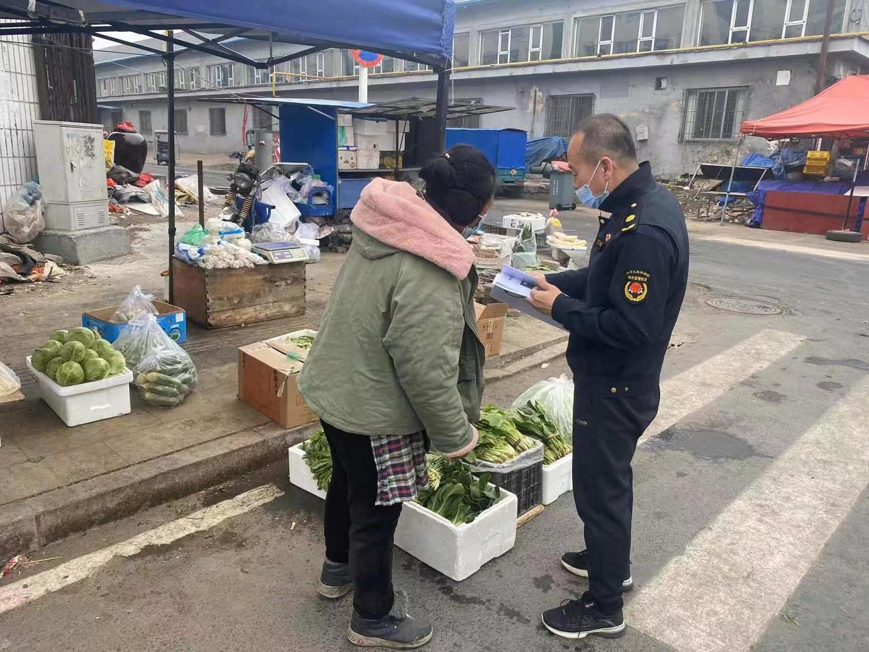 图们市城管大队加强疫情防控期间早市经营活动管控工作