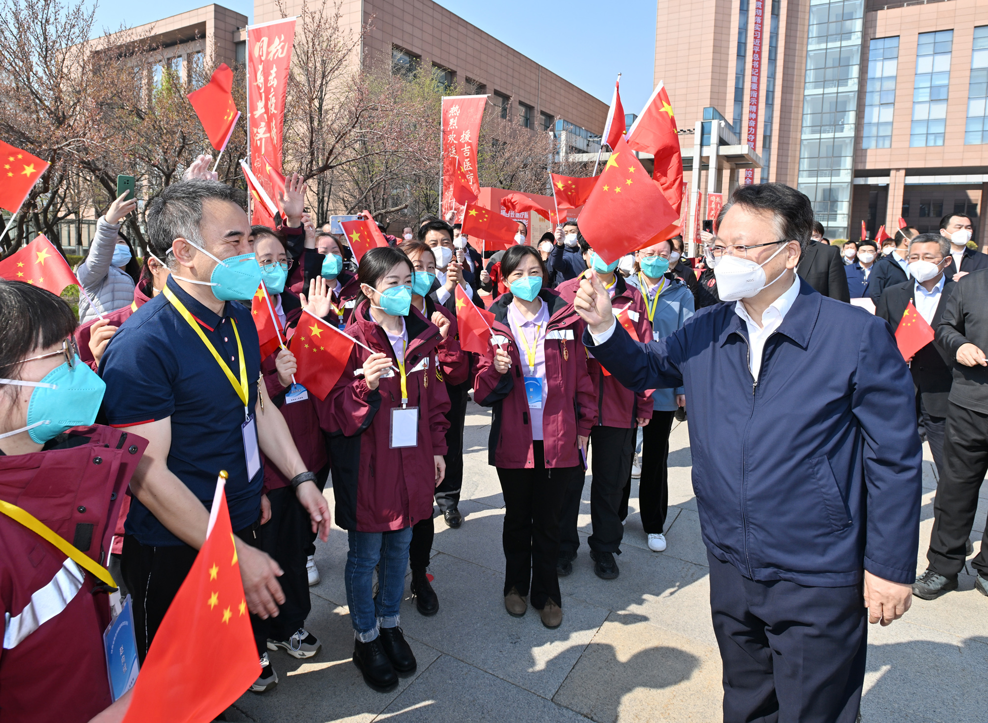 景俊海为五省援吉医疗队送行