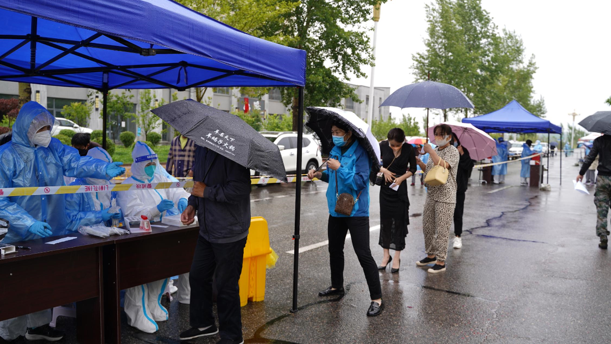 东丰县开展第十二轮全员核酸检测  雨中工作秩序井然