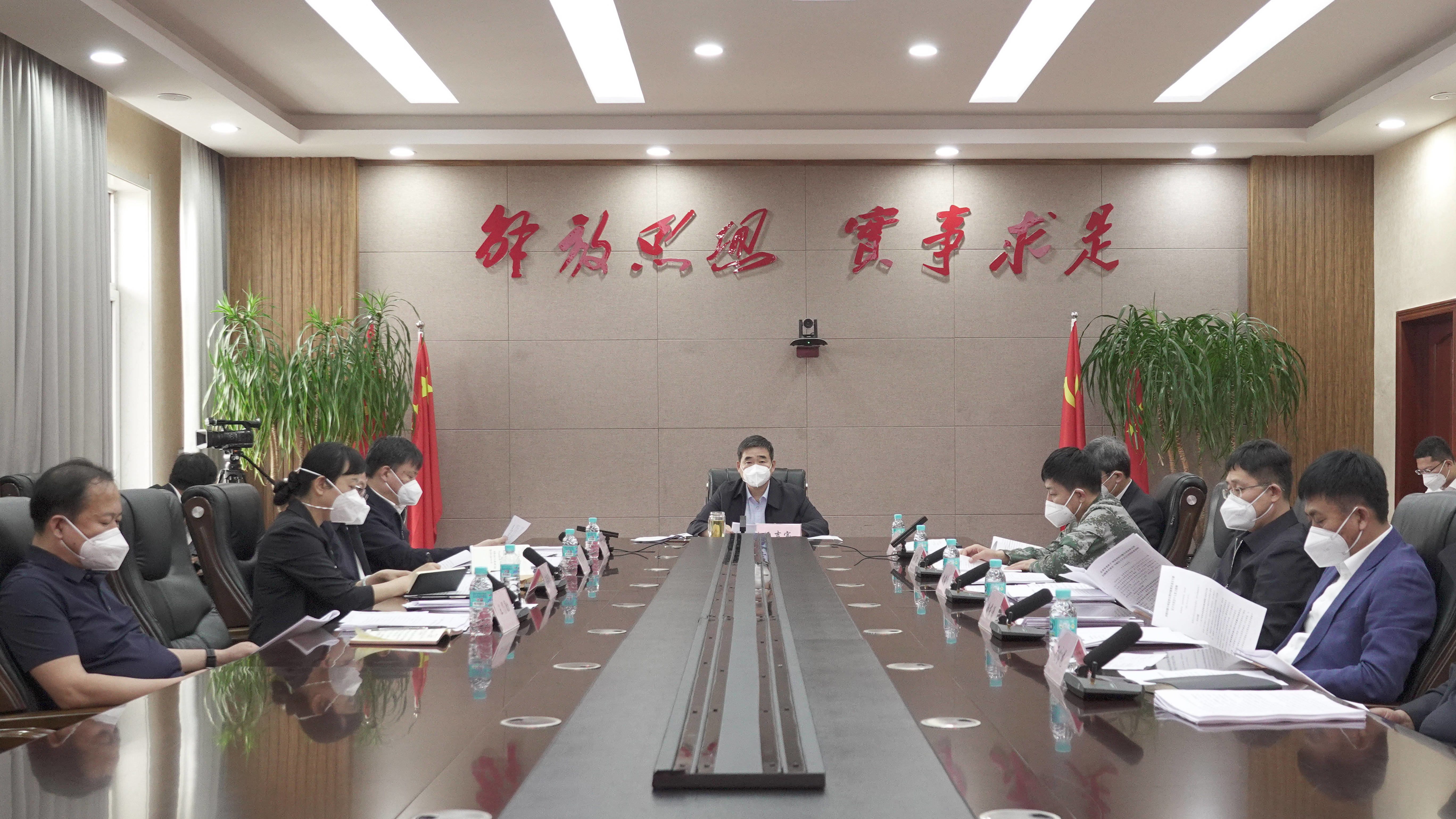 安图县委书记王吉宝主持召开县委理论学习中心组集体学习会