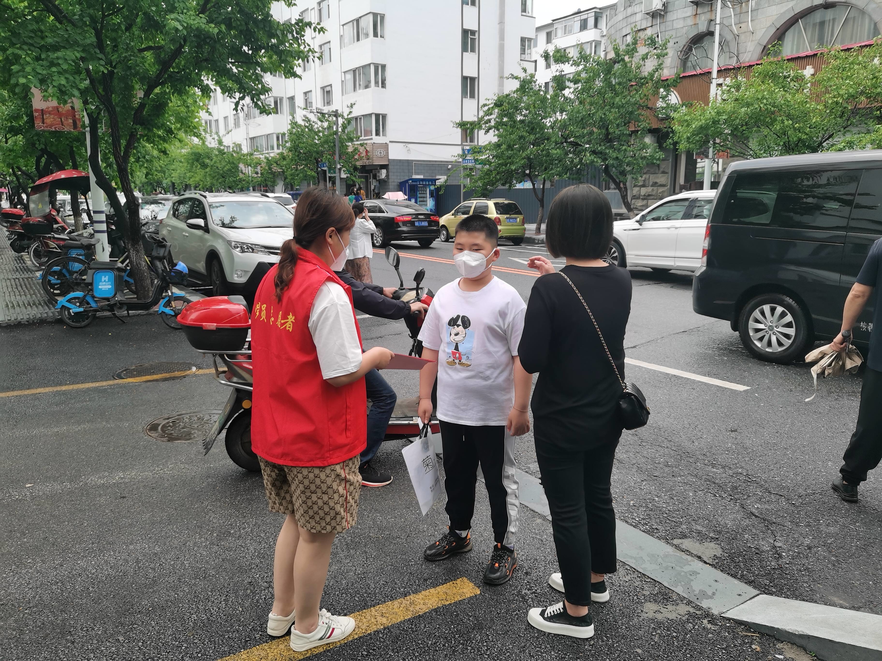 集安市黎明街道锦江社区开展“扫黄打非·护苗”宣传活动