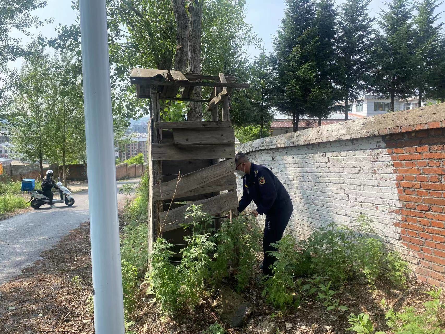 延吉市城管局依法拆除简易木厕 提升人居环境质量