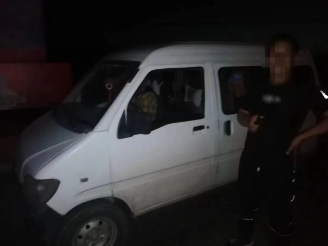 百日行动| 核载8人实载10人 大安交巡警查获一起面包车超员违法行为被严惩