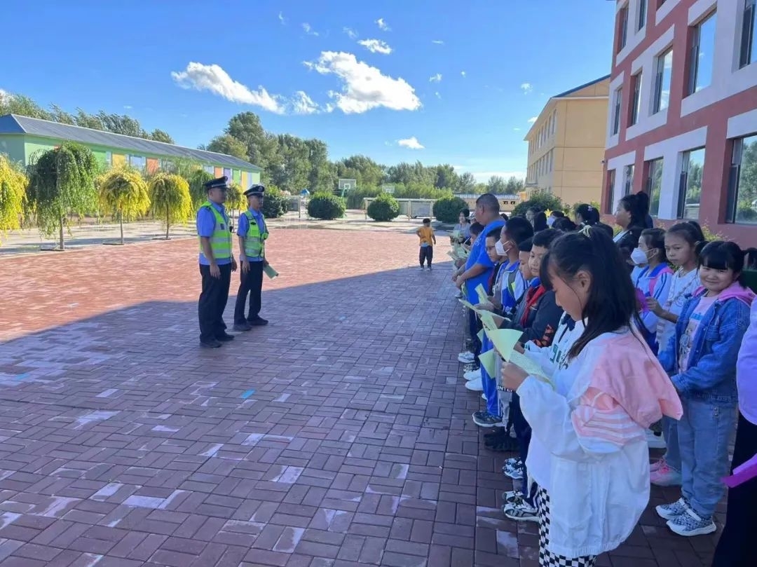 大安市公安局交巡警进校园寓教于乐传交规 开学季上好安全课