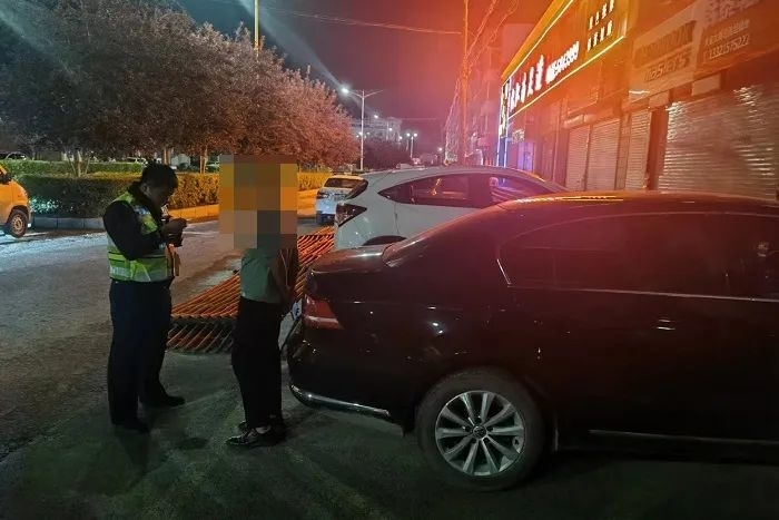 【百日行动】大安公安：男子心存侥幸无证驾驶，结果刚出家门就被民警给抓了