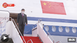 独家视频丨习近平步出舱门 托卡耶夫总统在舷梯旁热情迎接
