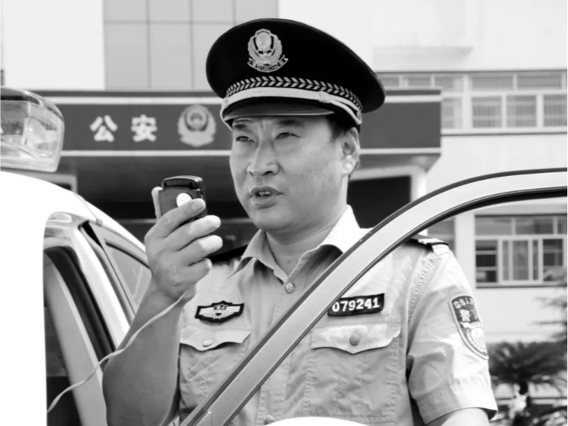 抓捕现场他一把推开战友，自己却走了……