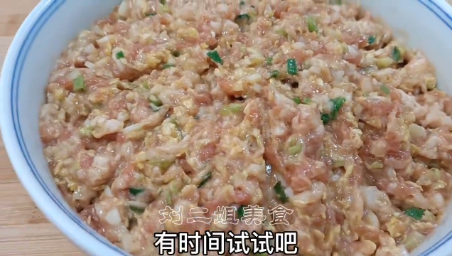 生活小百科丨调白菜饺子馅，不能直接用盐杀白菜