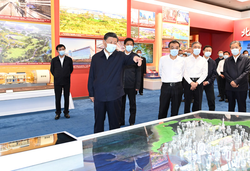 联播+｜跟着习近平参观“奋进新时代”主题成就展