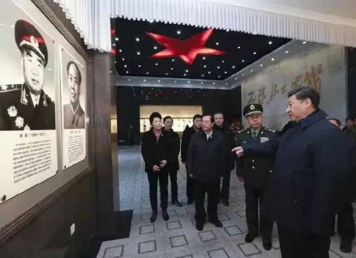 2016年2月2日，习近平在井冈山革命烈士纪念堂开国元勋照片墙前凝视。新华社记者 兰红光摄