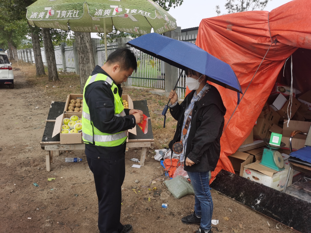 龙井市梨园街道联合梨园派出所开展“安保护航二十大 维护治安大巡防”活动