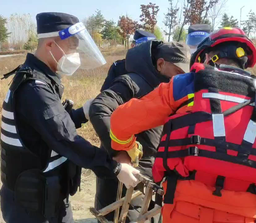 马川子边境派出所及时救助被困老人