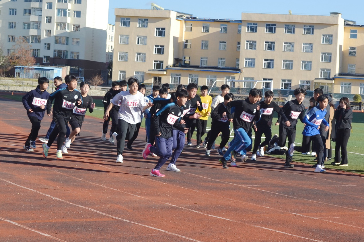 料峭初冬寒意起  运动场上激情扬——龙井高级中学举行2022年冬季长跑比赛