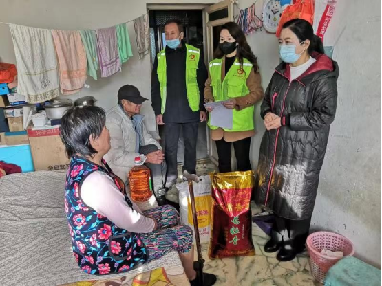 “爱之家”志愿者为贫困居民献爱心