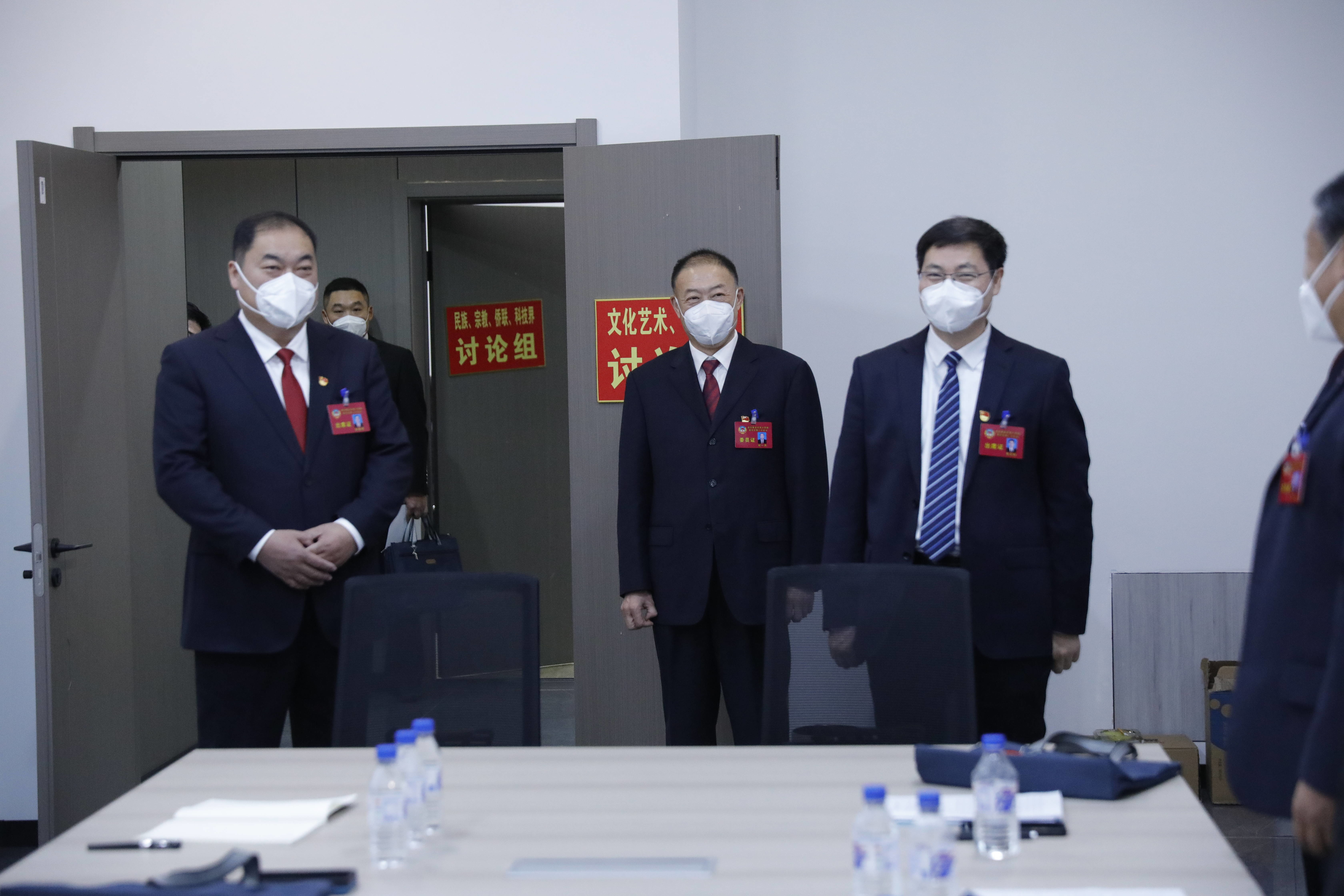 焦文民、赵俊鹏、刘一兵等领导深入讨论组看望代表、委员