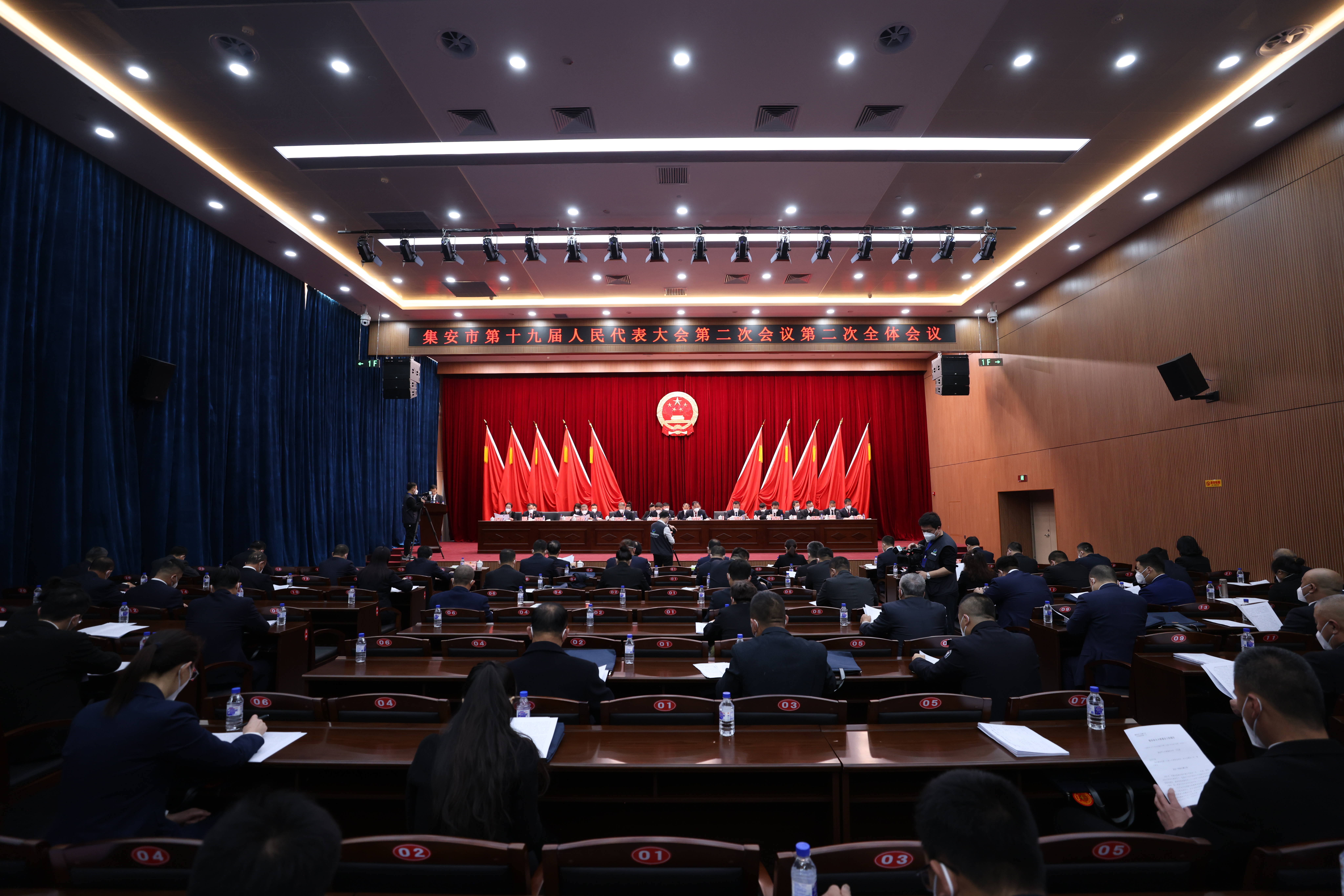 集安市十九届人大二次会议举行第二次全体会议