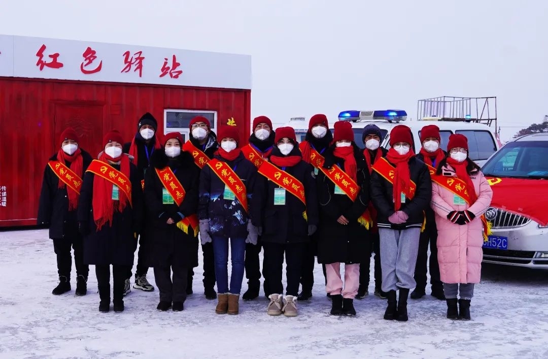 红色守候 温暖常在 | 前郭县3处“红色驿站”和“小红帽”党员志愿者团队参与服务查干湖冬捕节