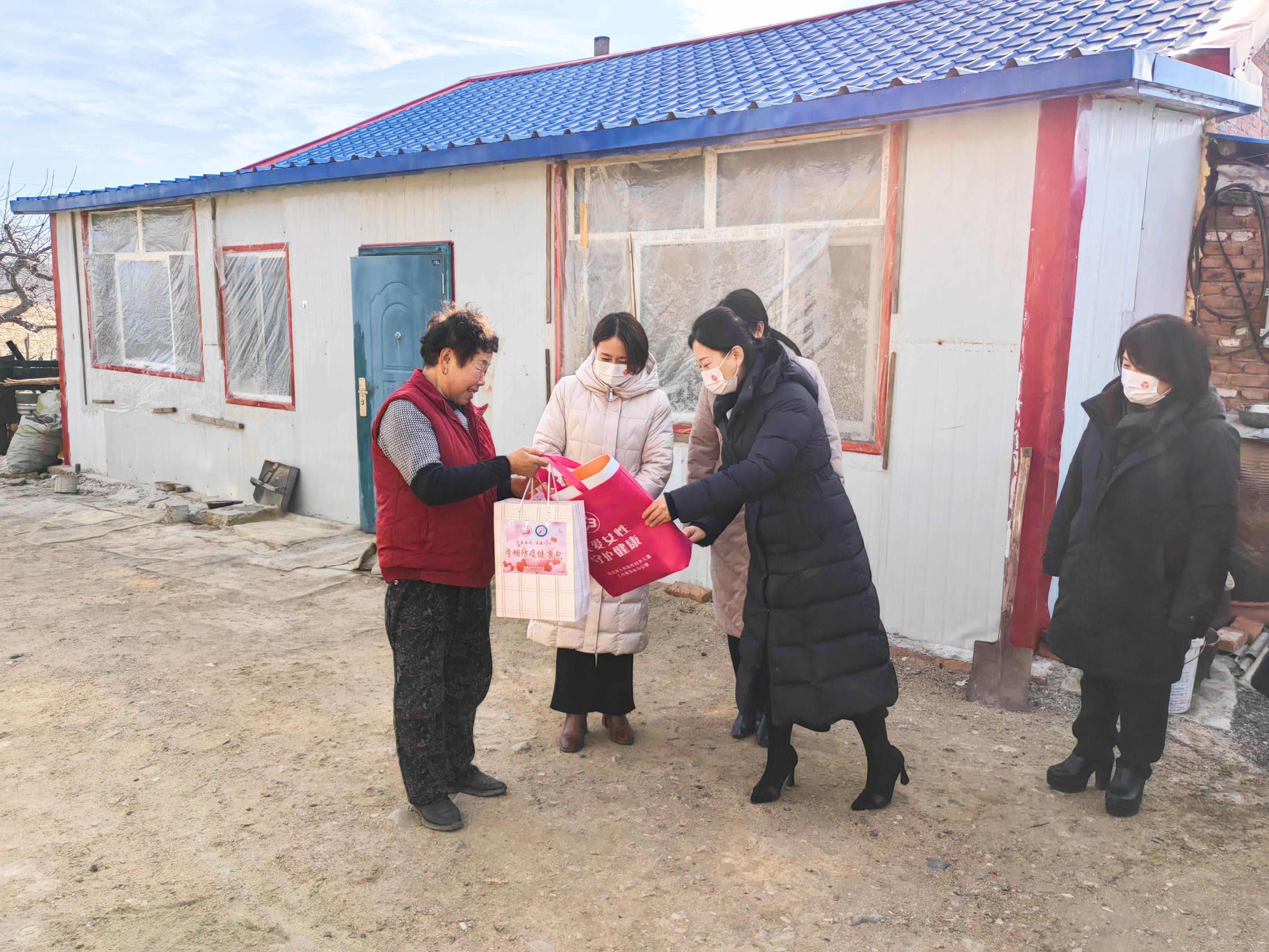 延吉市妇联携手市女企业家协会走进农村 送百份“巾帼防疫健康包”