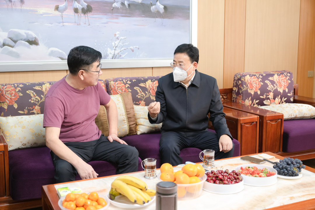 胡家福走访慰问原州级老同志