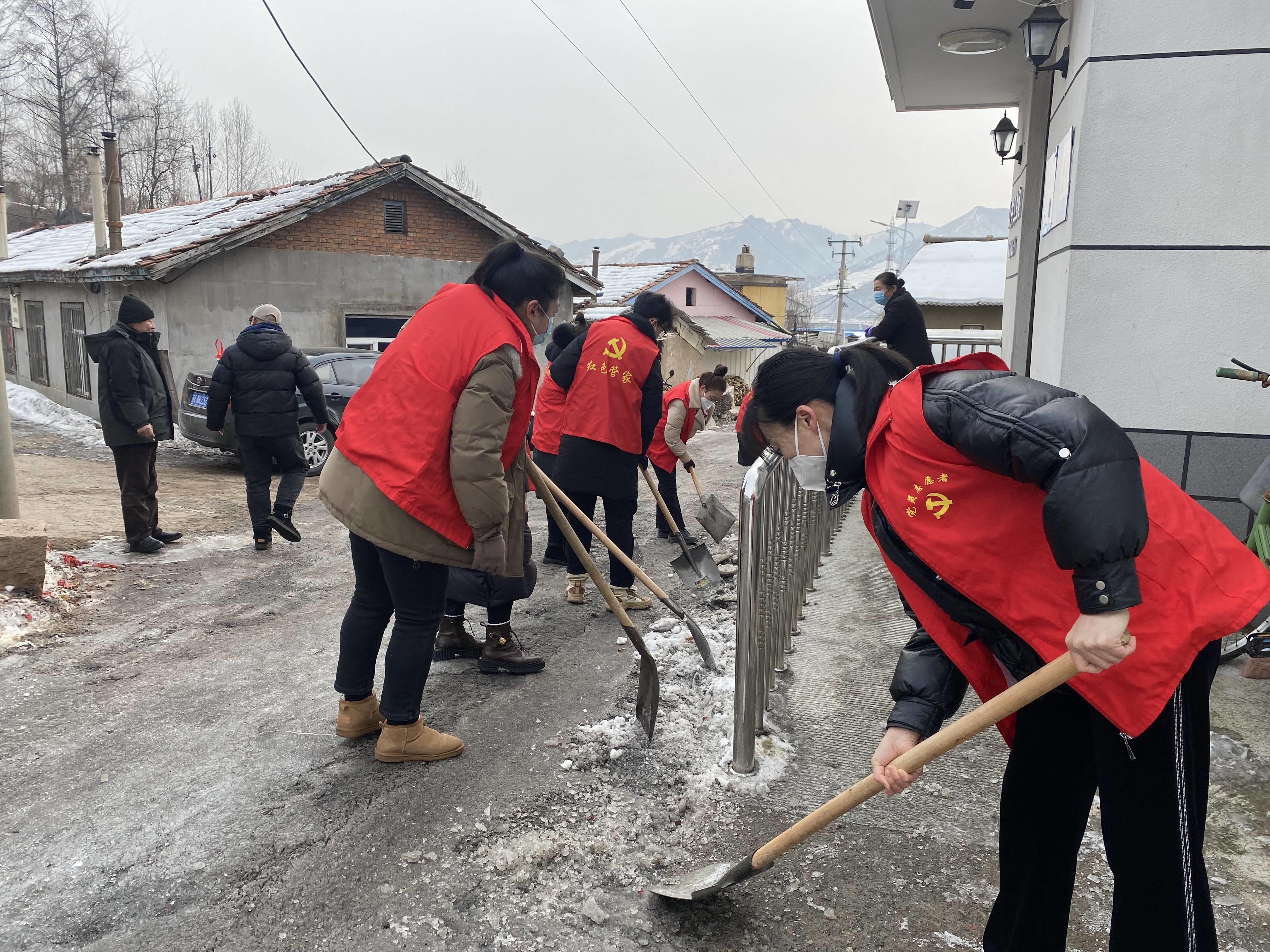 集安市通胜街道河西社区组织开展“铲雪除冰保出行 ，志愿服务暖人心”志愿活动