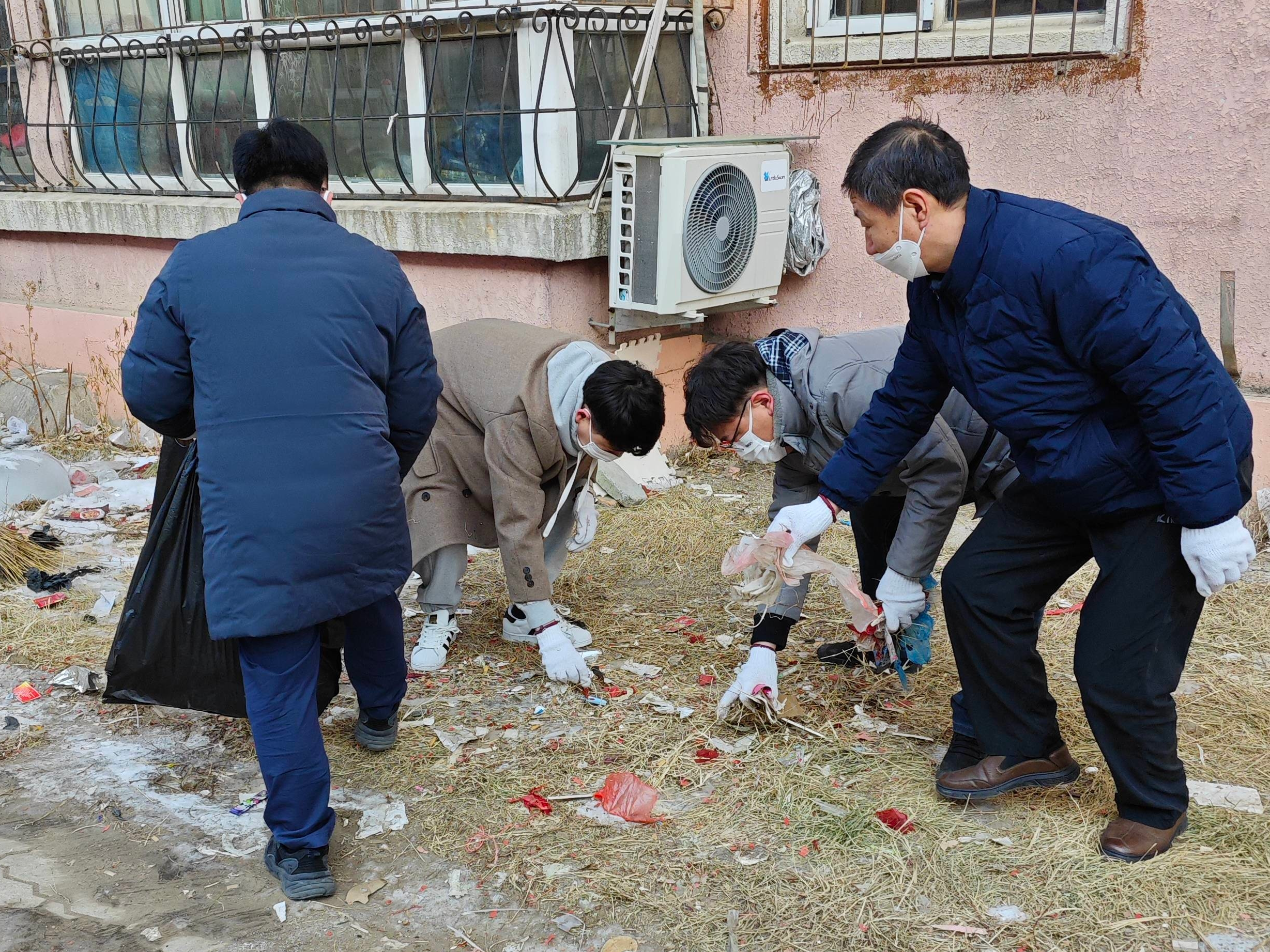 延吉市发改局组织机关党员干部开展“红色星期五”社区治理工作