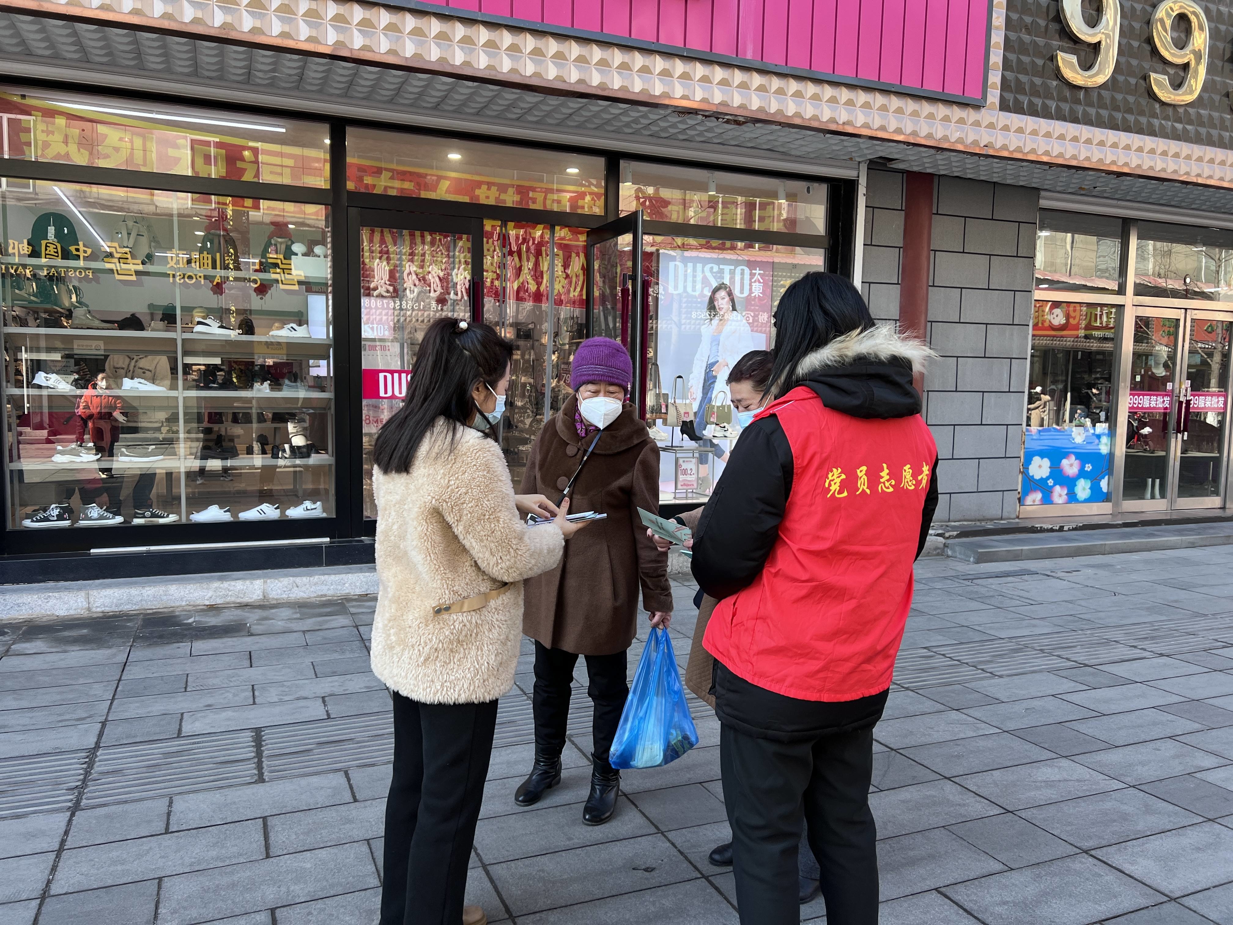 集安市黎明街道康平社区开展“维护妇女权益，构建和谐家庭”维权宣传活动