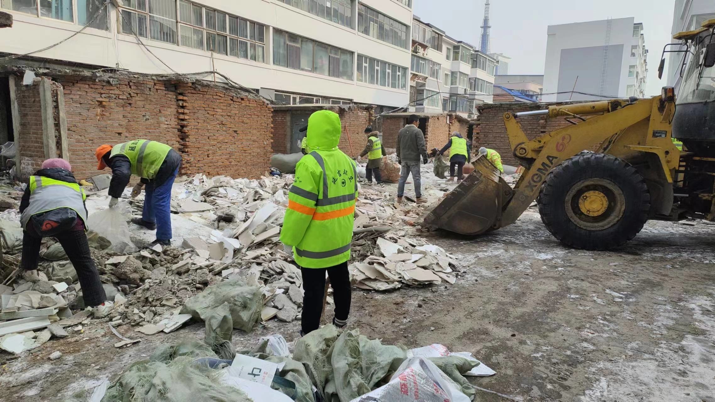 延吉市城市管理行政执法局开展越冬垃圾治理工作
