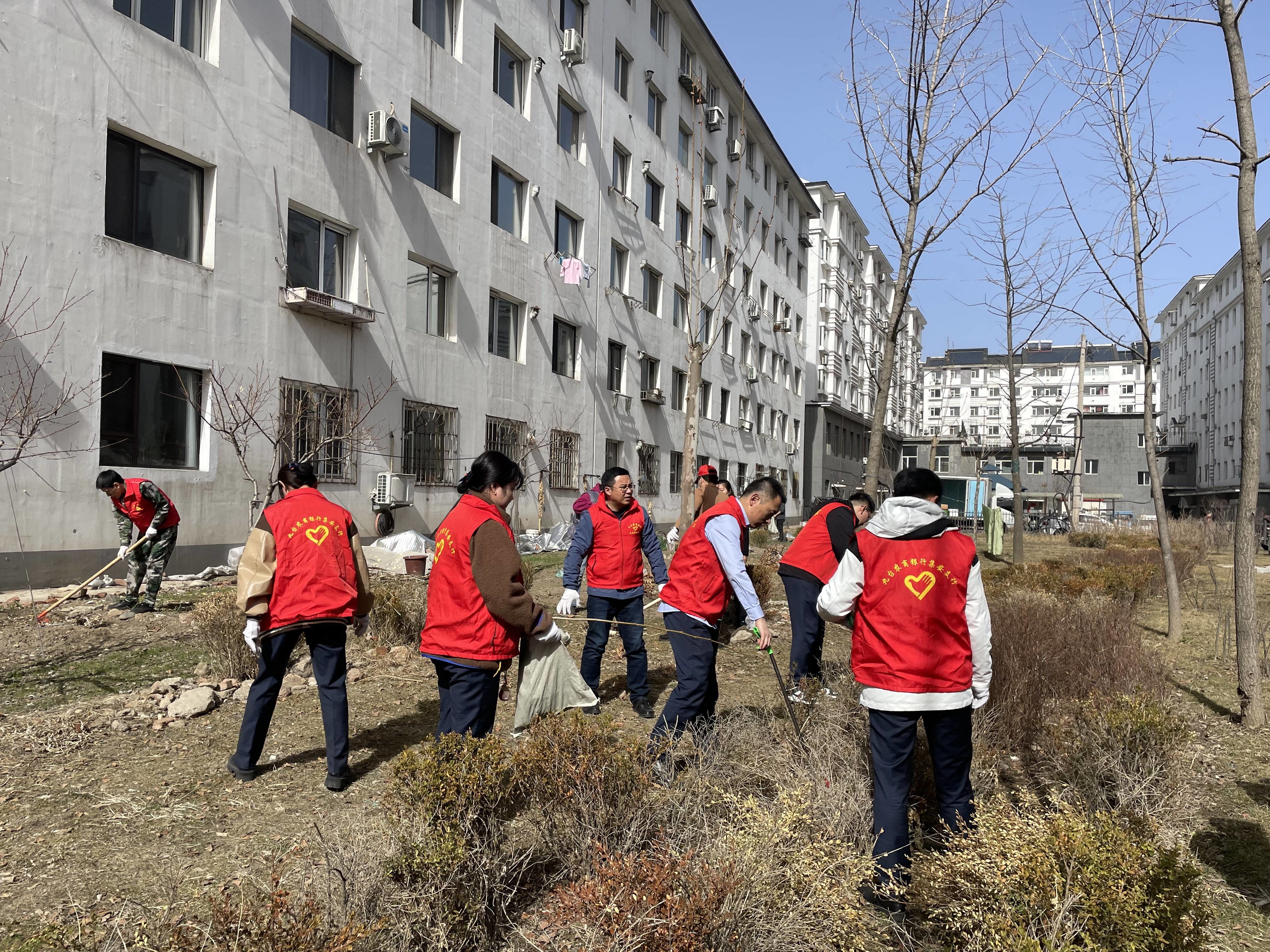 集安市黎明街道开展“党建引领聚合力 环境整治美家园”志愿服务活动