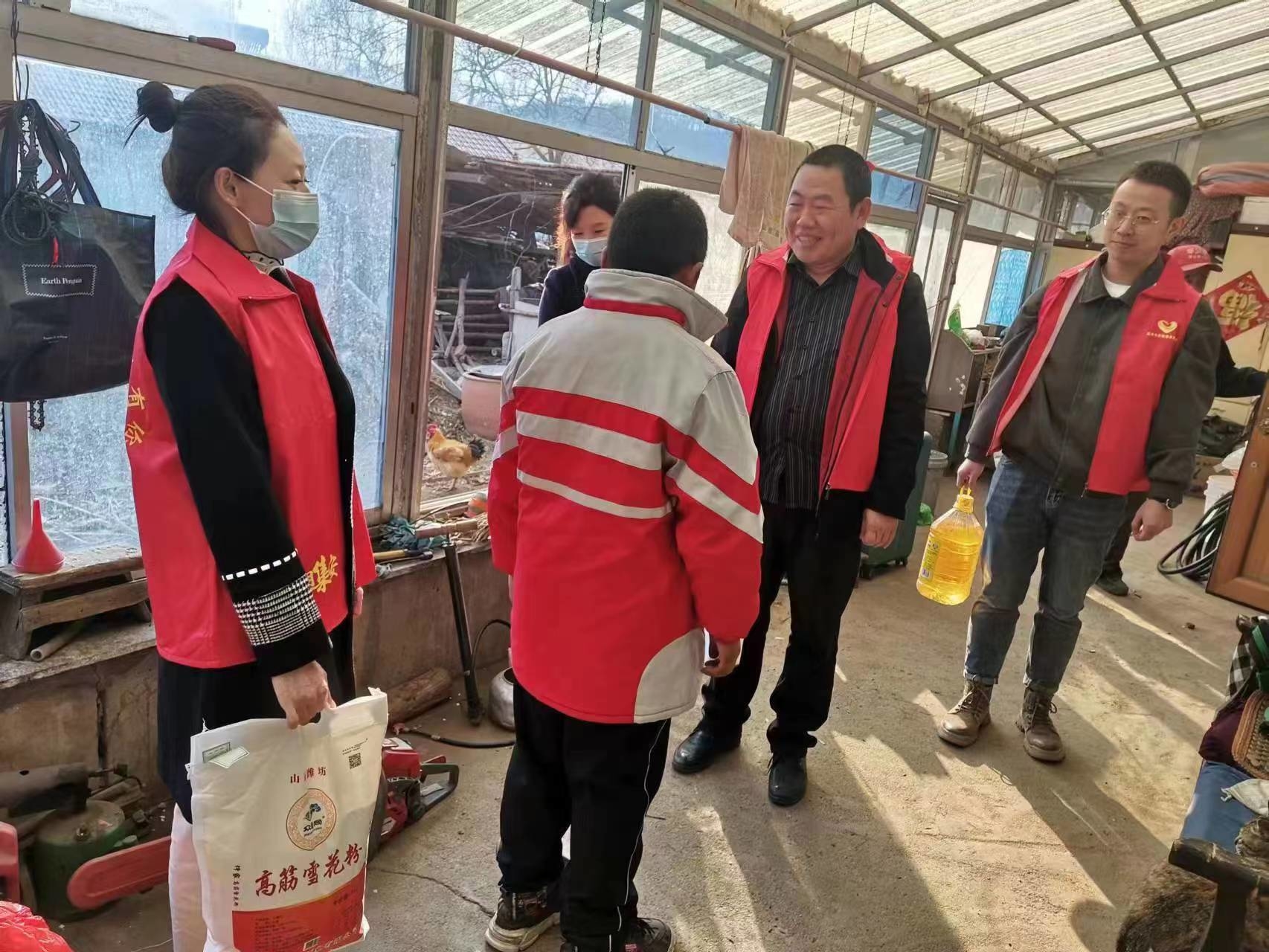 集安市花甸镇开展走访慰问孤儿志愿活动