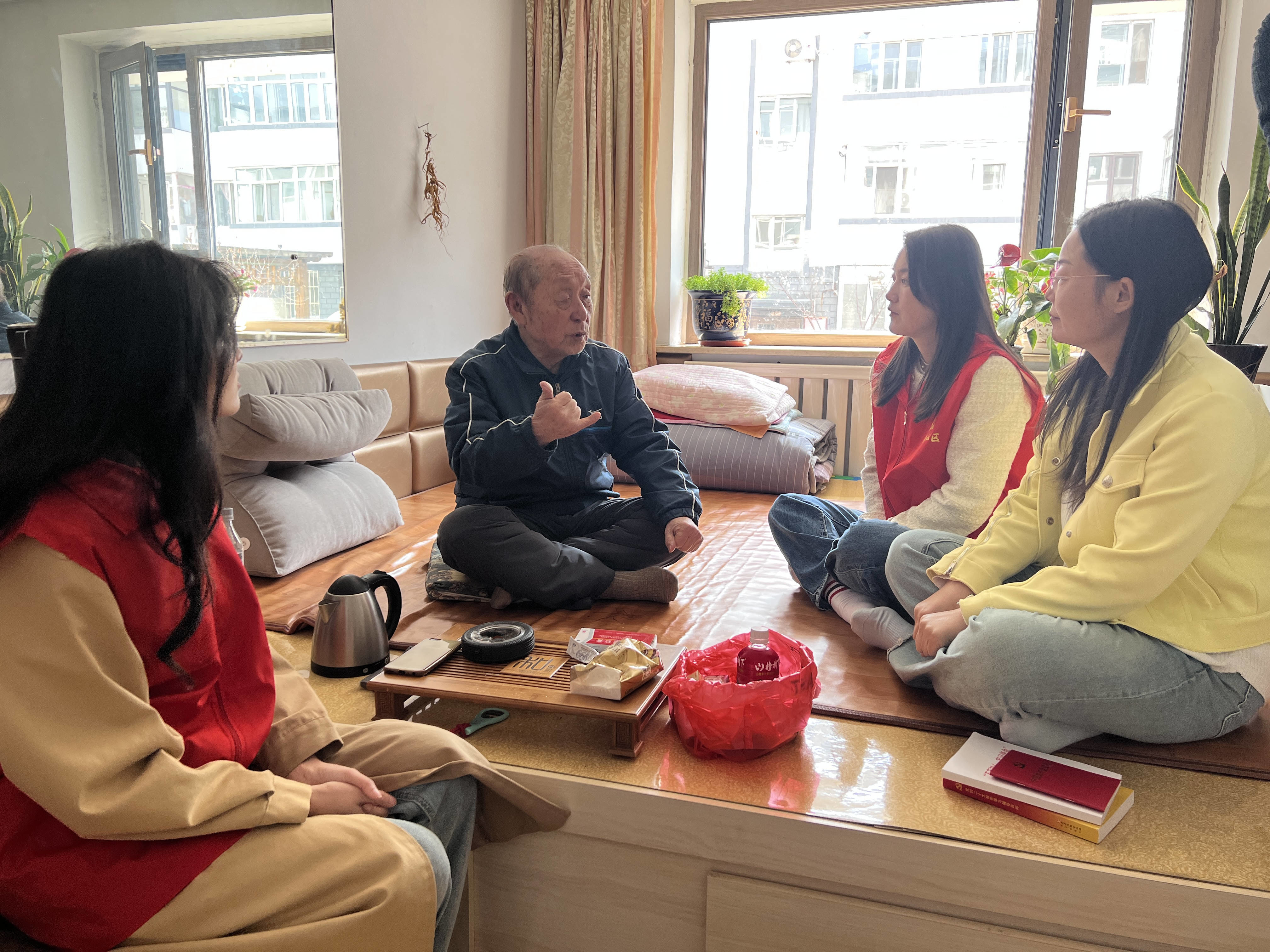 【网络中国节·清明】集安市黎明街道康平社区开展“听老兵讲革命故事  文明祭祀缅怀先烈”活动