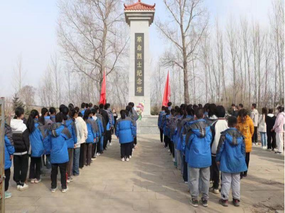 沙河沿镇中学校举行祭扫烈士陵园活动